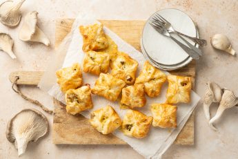 Bladerdeeghapjes met oesterzwam vulling